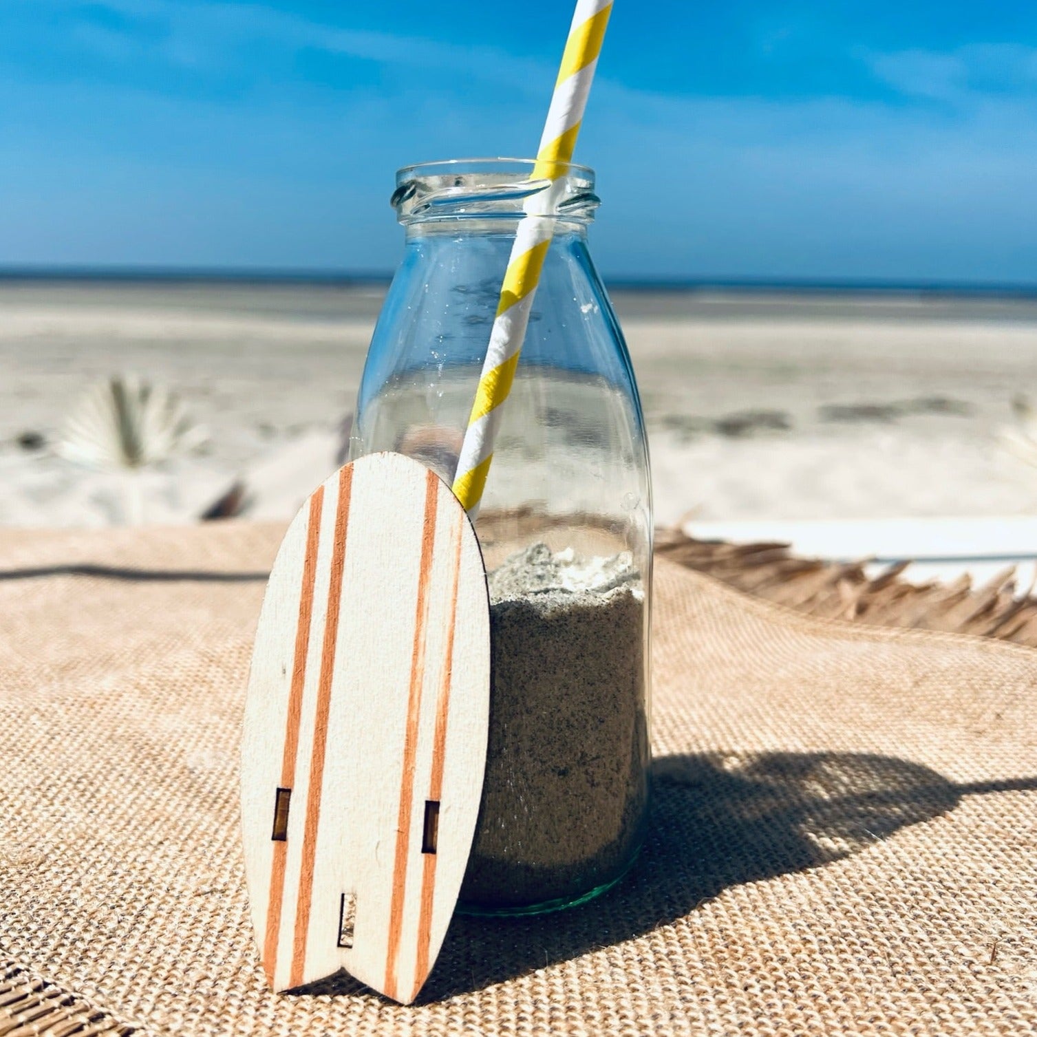 marque-place-surf-bois-candy-bar-paille rayée-jaune-plage