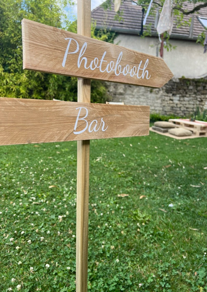 panneau-bois-signalétique-flèche-photobooth-bar-anniversaire-mariage