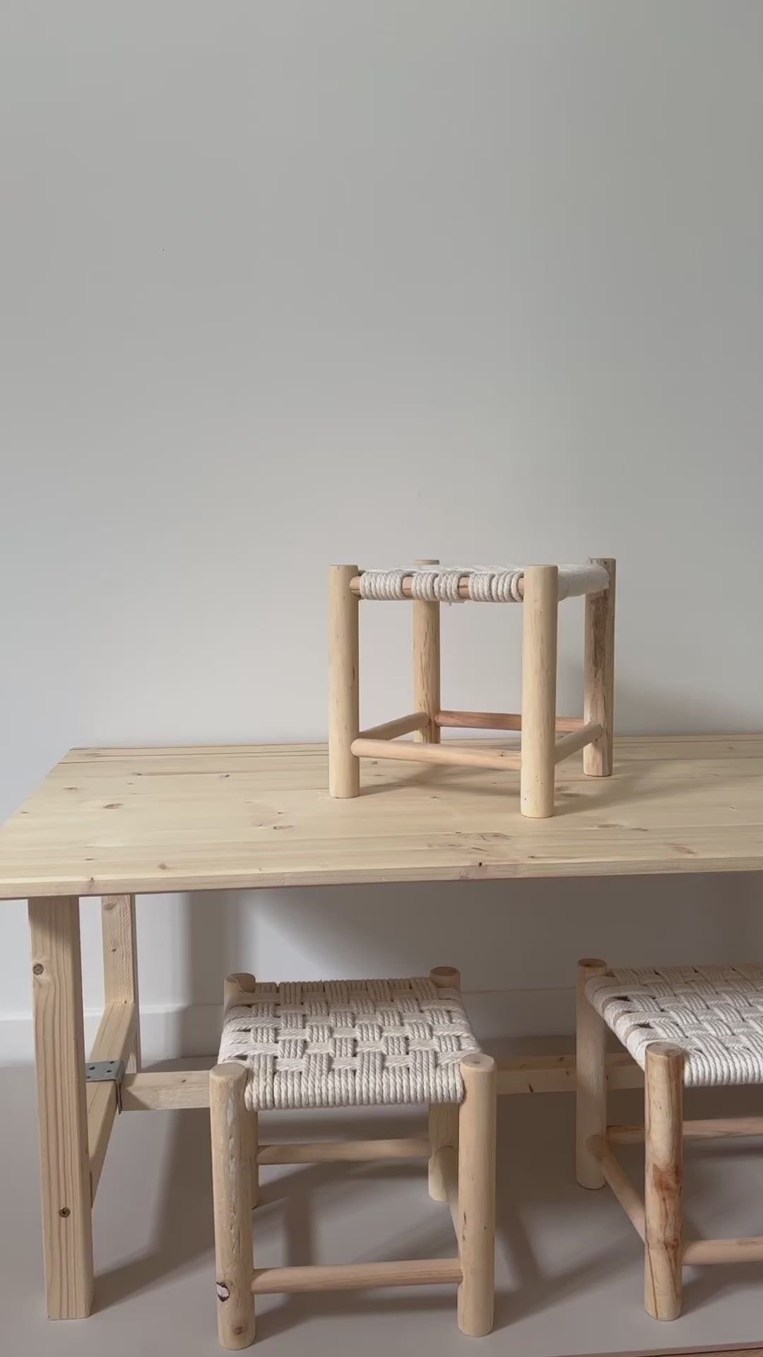 video-table bois-location-tabourets macramé-atmosphera-goûter anniversaire enfants