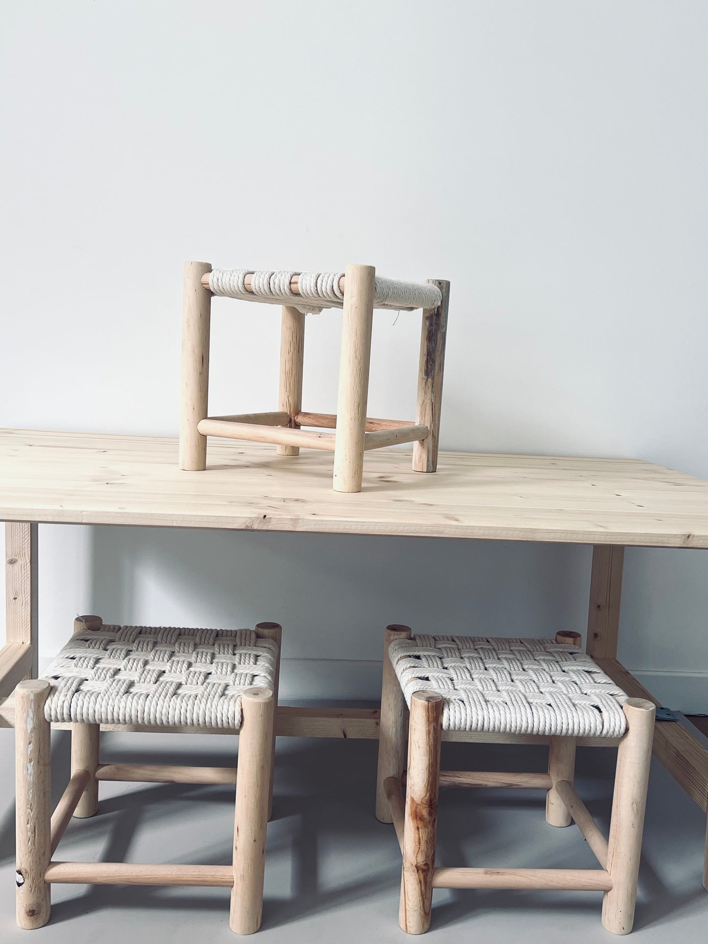 location tabourets-macramé-table-bois-goûter anniversaire enfants