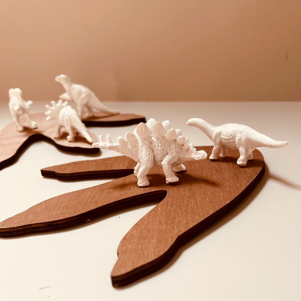 deux-empreintes-bois-dinosaures-avec-figurines-blanches-dinosaures