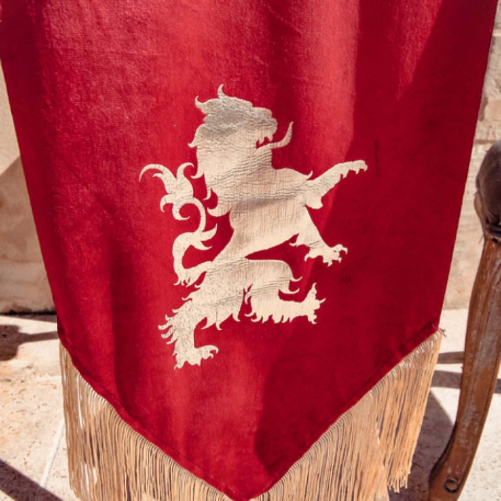 Blason en velours rouge et fil doré - table - fête médiévale - moyen-âge - chevaliers - cavaliers - royaume