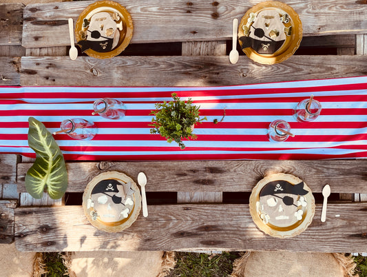 Chemin de table pirate - artyfete - table d'anniversaire enfant - rayures rouges et blanches - couverts en bois 