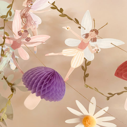 guirlande fée-champignon violet nid d'abeille-feuille-fil doré-marguerite-ailes-décorations fête