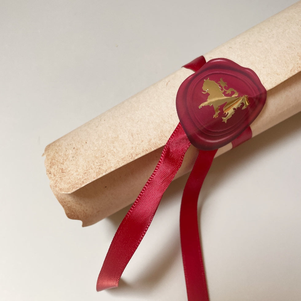 invitation enroulée-ruban rouge-cachet de cire-détail doré-parchemin-royal-cavaliers
