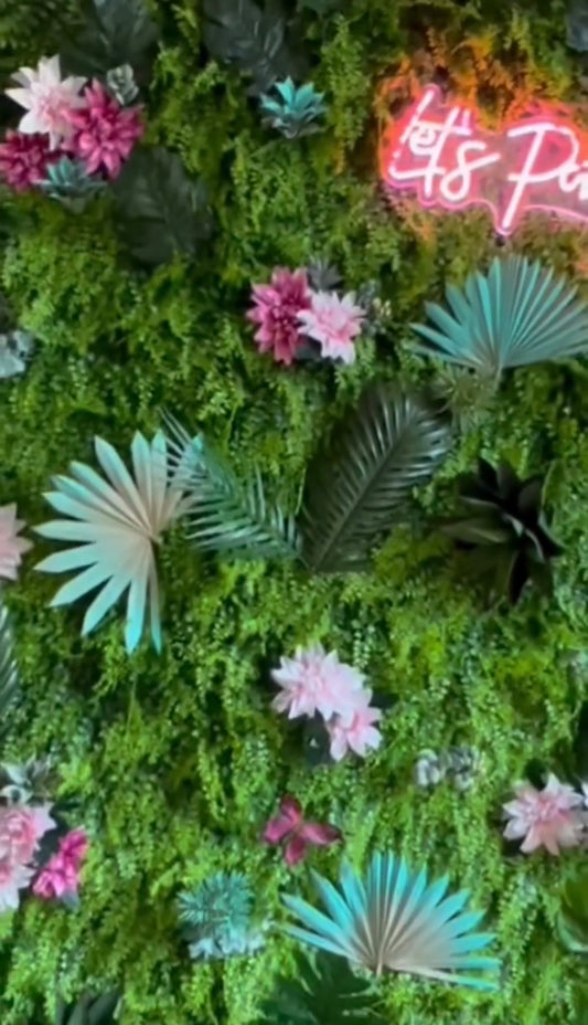 mur végétal de loin-fleurs roses-végétation-anniversaire fille thème nature-jungle-floral